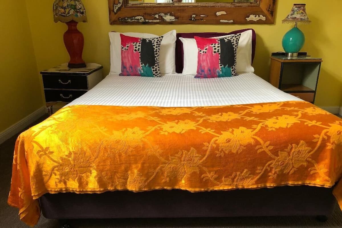 Chambre Deluxe (Queen) | Literie de qualité supérieure, Wi-Fi gratuit, draps fournis