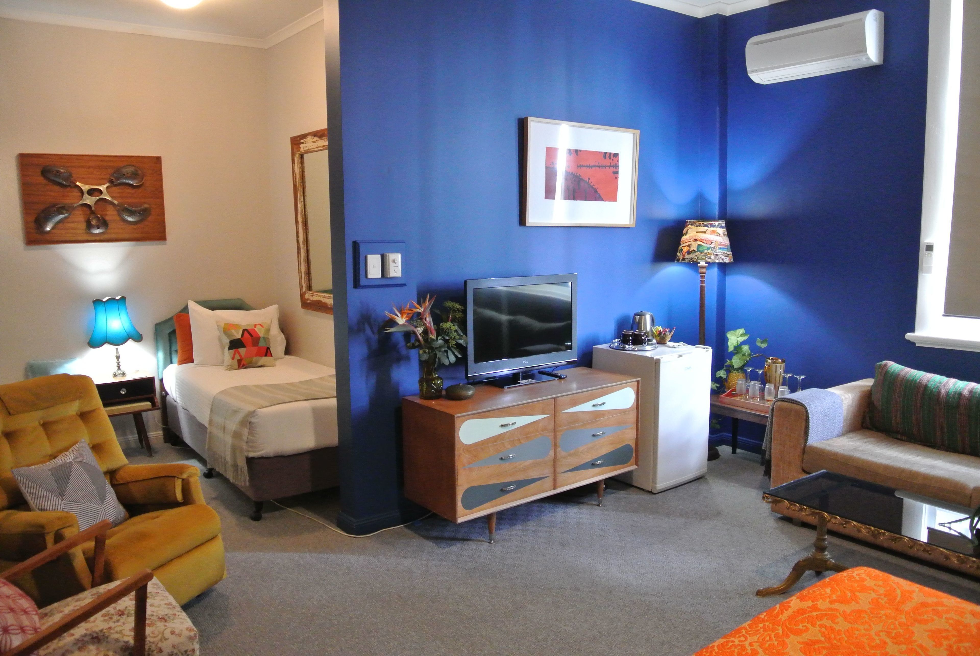 family room | premium bedding, free wifi, bed sheets