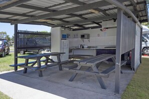 BBQ/picnic area - Reflections Massy Greene - Holiday Park (Brunswick Heads)
