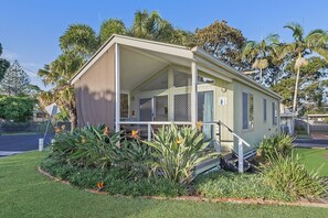 Deluxe Cabin - Sleeps 5 | 2 bedrooms, iron/ironing board, free WiFi, bed sheets - Reflections Massy Greene - Holiday Park (Brunswick Heads)