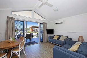 标准小屋 (Sleeps 4) | 起居区 | 平板电视、DVD 播放器