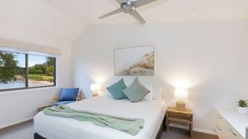 Premium Cabin - Sleeps 6 | 2 bedrooms, iron/ironing board, free WiFi, bed sheets