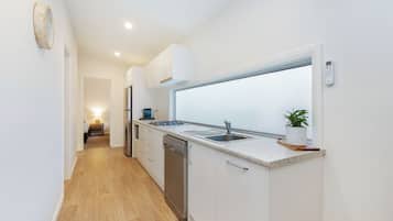 Cabaña Premium (Sleeps 6) | Cocina privada | Frigorífico grande, microondas, placa de cocina y lavavajillas