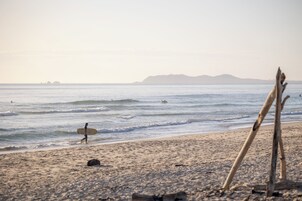 靠近海滩、划皮艇