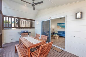 Cabin Premium (Sleeps 4) | Hiên