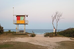 Ubicación a pie de playa, arena blanca, remo o canoa y pesca