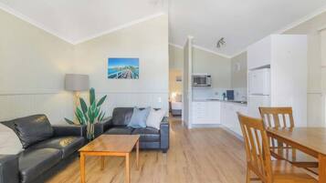 Deluxe Cabin (- Sleeps 4) | Ruang tamu | 32 inci televisyen dengan digital