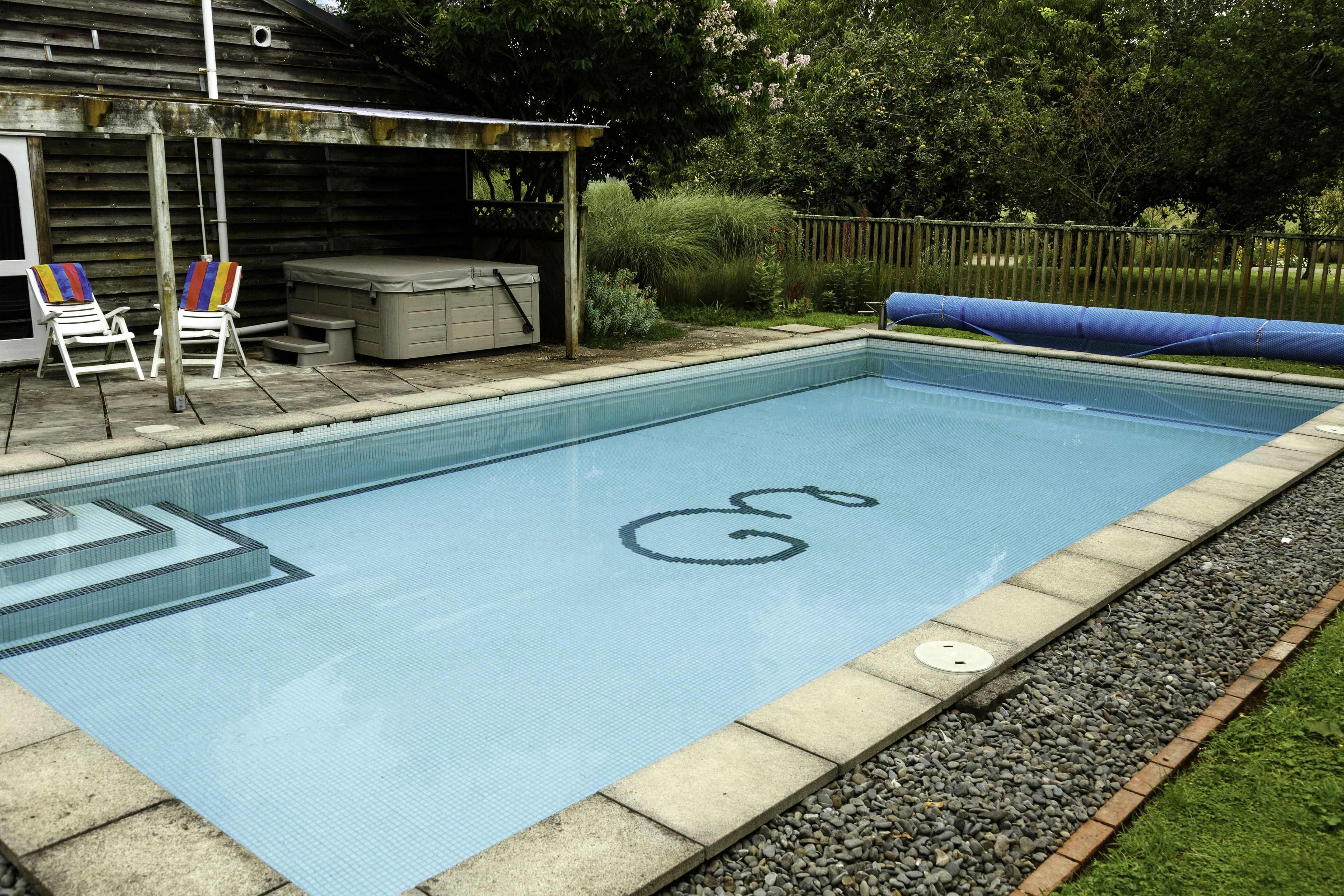 seasonal outdoor pool, pool loungers