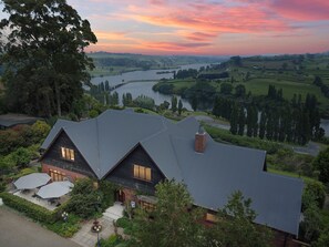 Front of property - Lake Karapiro Lodge (Karapiro)