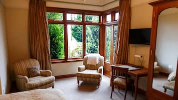 ルーム マウンテンビュー | 高級寝具、デスク、ノートパソコン用作業スペース、遮光カーテン