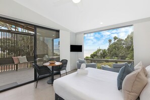 Estudio superior, vistas al mar (Sleeps 2) | Tabla de planchar con plancha, wifi gratis, ropa de cama