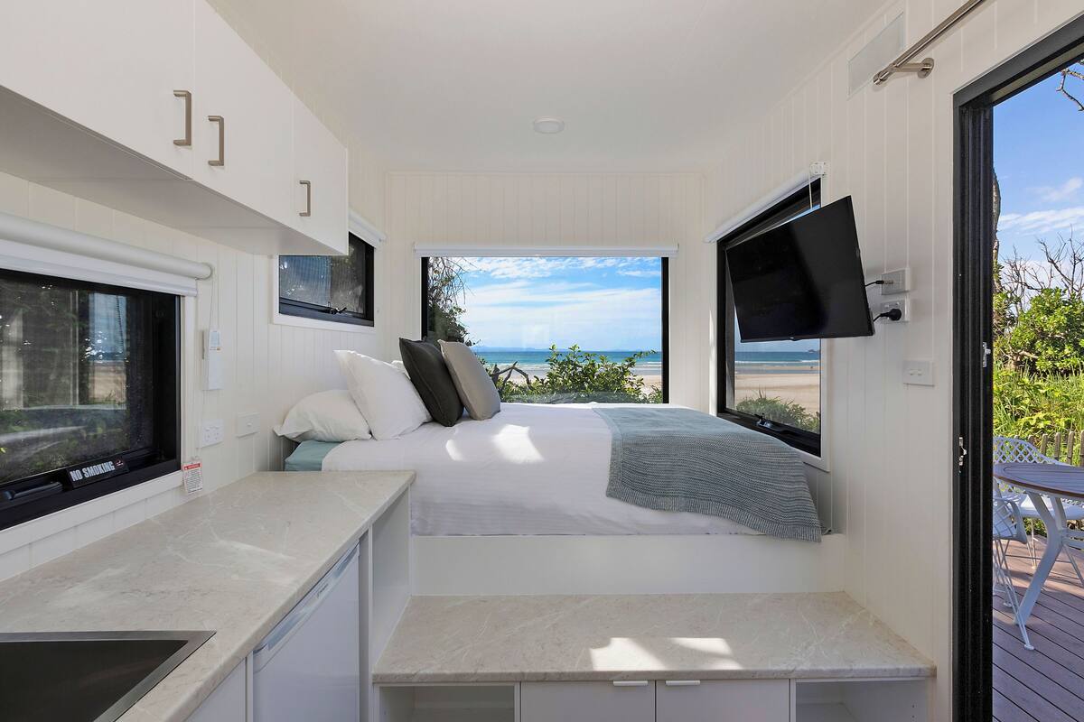 Premium Tiny Home - Sleeps 2 - Ocean View | 熨斗/熨衫板、免費 Wi-Fi、床單