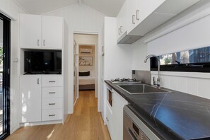 Tiny Home - Sleeps 2 | Cocina privada | Microondas, placa de cocina, tostadora y utensilios de cocina