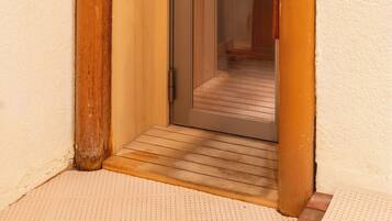 Sauna, hot tub, steam room, deep-tissue massages, Thai massages
