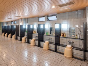 Douche hydromassante, articles de toilette gratuits, sèche-cheveux