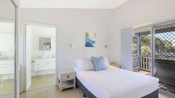 Deluxe Cabin - Sleeps 2 | 2 bedrooms, iron/ironing board, free WiFi, bed sheets