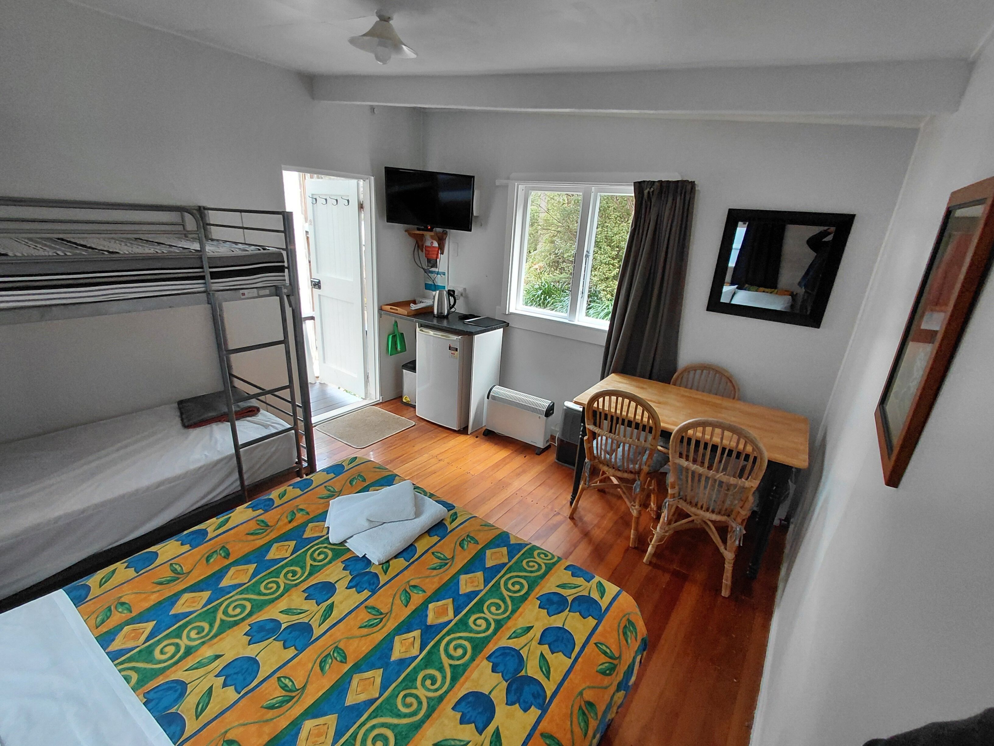 Tavanomainen mökki | Silitysrauta/-lauta