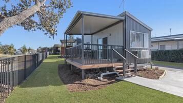 Premium Tiny Home - Sleeps 2 - Dog Friendly | Terrace/patio