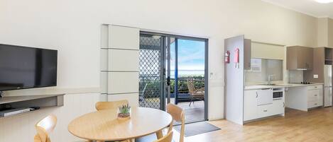 Deluxe Cabin - Sleeps 5 - Accessible | Restauration dans la chambre