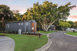 Premium Tiny Home - Sleeps 2 - Dog Friendly | Cortinas opacas, tabla de planchar con plancha, wifi gratis