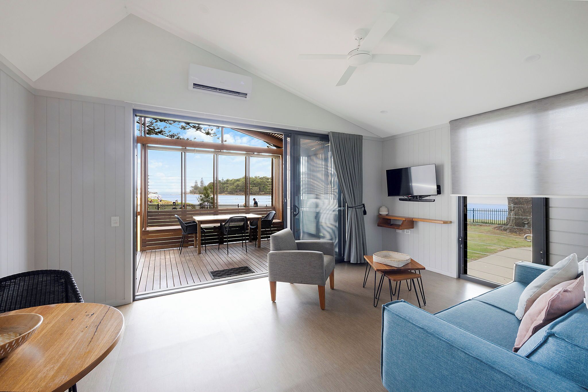 Villa Premium (Sleeps 4 - Accessible) | Zona de estar | Una televisión LCD, un reproductor de DVD