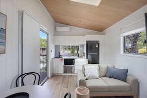 Premium Tiny Home - Sleeps 4 - Riverview | Private kitchen