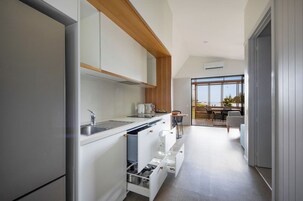 Refrigerador, microondas, tostadora, utensilios de cocina