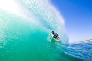 Rannalla, valkoista hiekkaa, kajakkimelontamahdollisuus