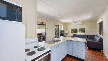 Deluxe Cabin - Sleeps 4 - Dog Friendly | Private kitchen