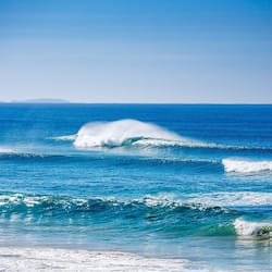 Na praia, areia branca, passeios de caiaque