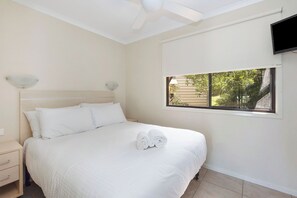 Tabla de planchar con plancha y ropa de cama 