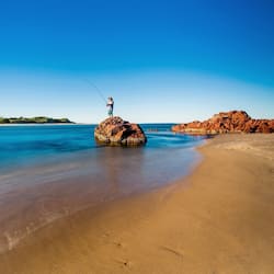 Na praia, areia branca, passeios de caiaque
