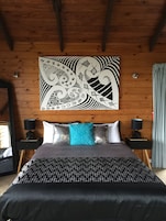 Minibar, decoración personalizada, muebles diferentes y wifi gratis 