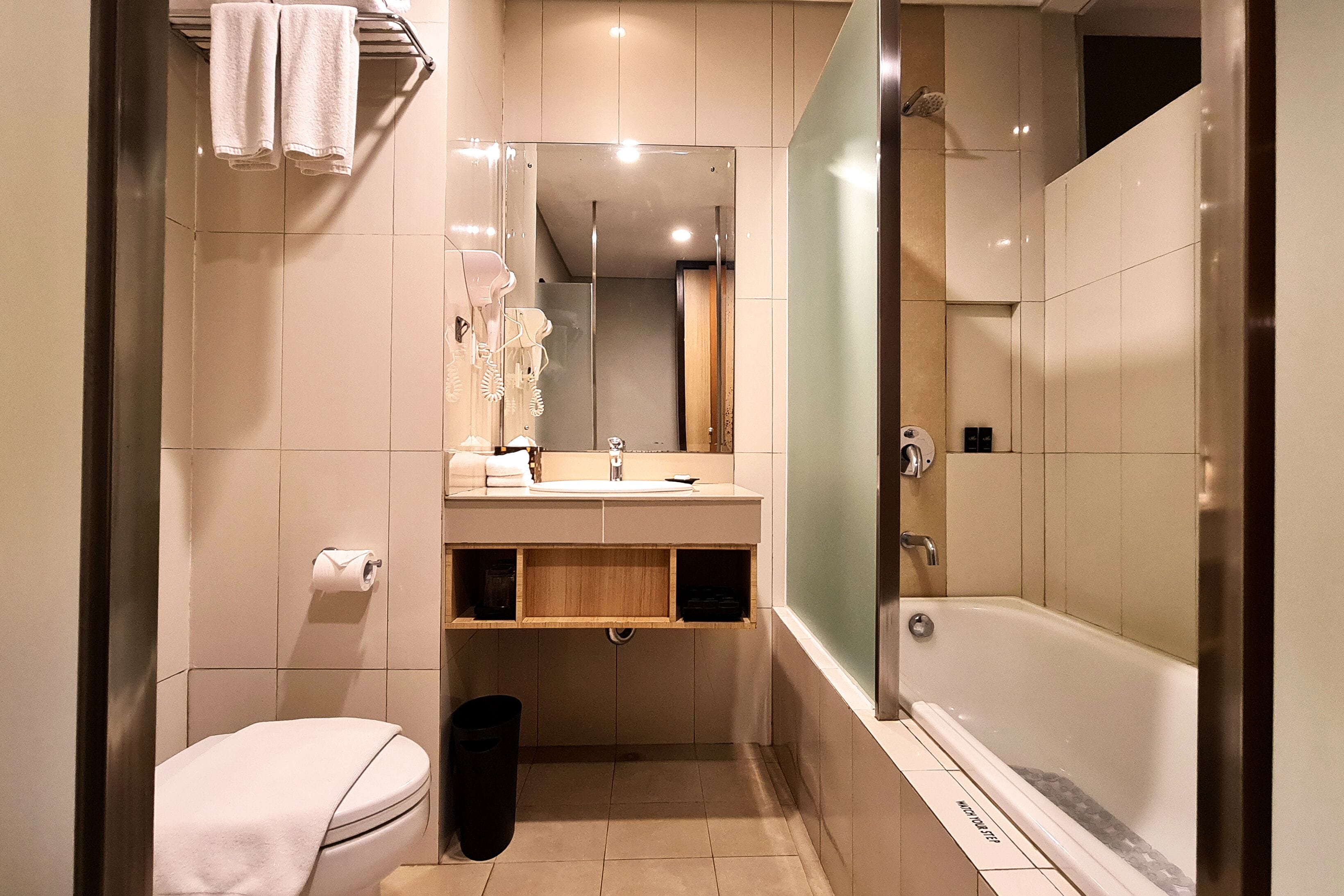 studio deluxe room, non smoking | bathroom | free toiletries, hair dryer, slippers, towels