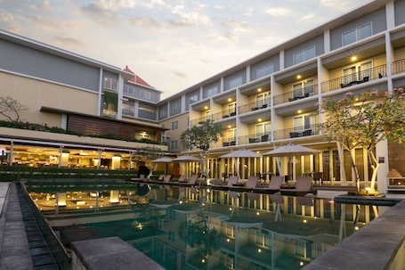 Piscina externa, funciona das 7h às 21h, guarda-sóis, espreguiçadeiras