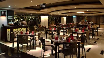 Aamiainen ja lounas; kansainvälinen keittiö, näkymät uima-altaalle