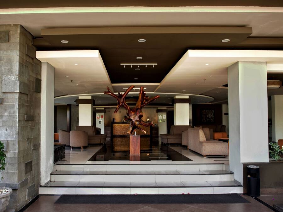 Pintu masuk properti
