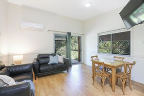 Standard-Ferienhütte (Sleeps 2) | Wohnbereich | LCD-Fernseher, DVD-Player