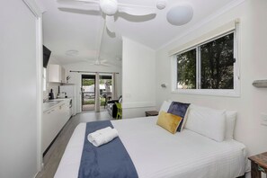 スタンダード キャビン (Sleeps 2) | 遮光カーテン、アイロン / アイロン台、WiFi (無料)、ベッドシーツ