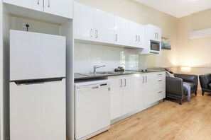 Standard-Ferienhütte (Sleeps 2) | Eigene Küche | Großer Kühlschrank, Mikrowelle, Herdplatte