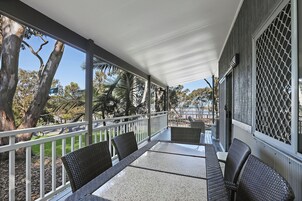 Premium Cabin (Sleeps 5) | Teres/patio