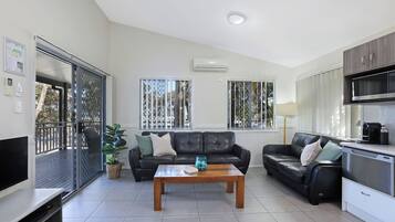 Premium Cabin - Sleeps 5 | Living area