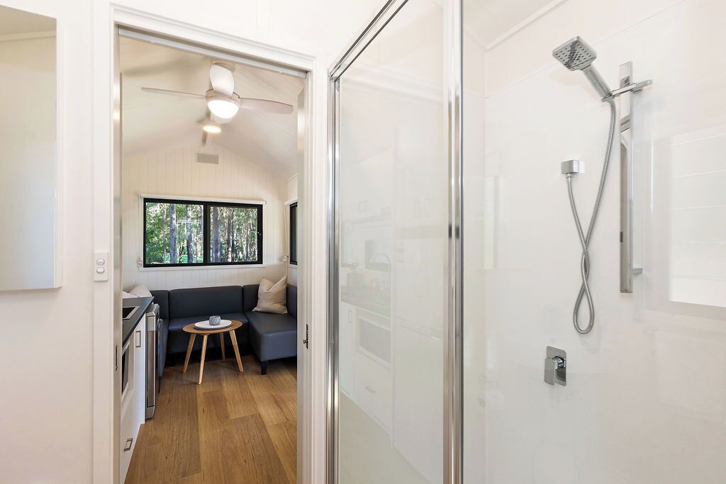 Studio Premium (Tiny Home - Sleeps 2 - Dog Friendly) | Phòng tắm | Buồng tắm vòi sen, máy sấy tóc, khăn tắm 