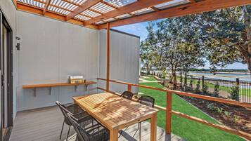 Premium Cabin - Sleeps 4 - Easy Access | Terrace/patio