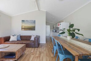 Cabana luxo (- Sleeps 5) | Área de estar | TV de tela plana 32 polegadas com canais a cabo, TV LCD