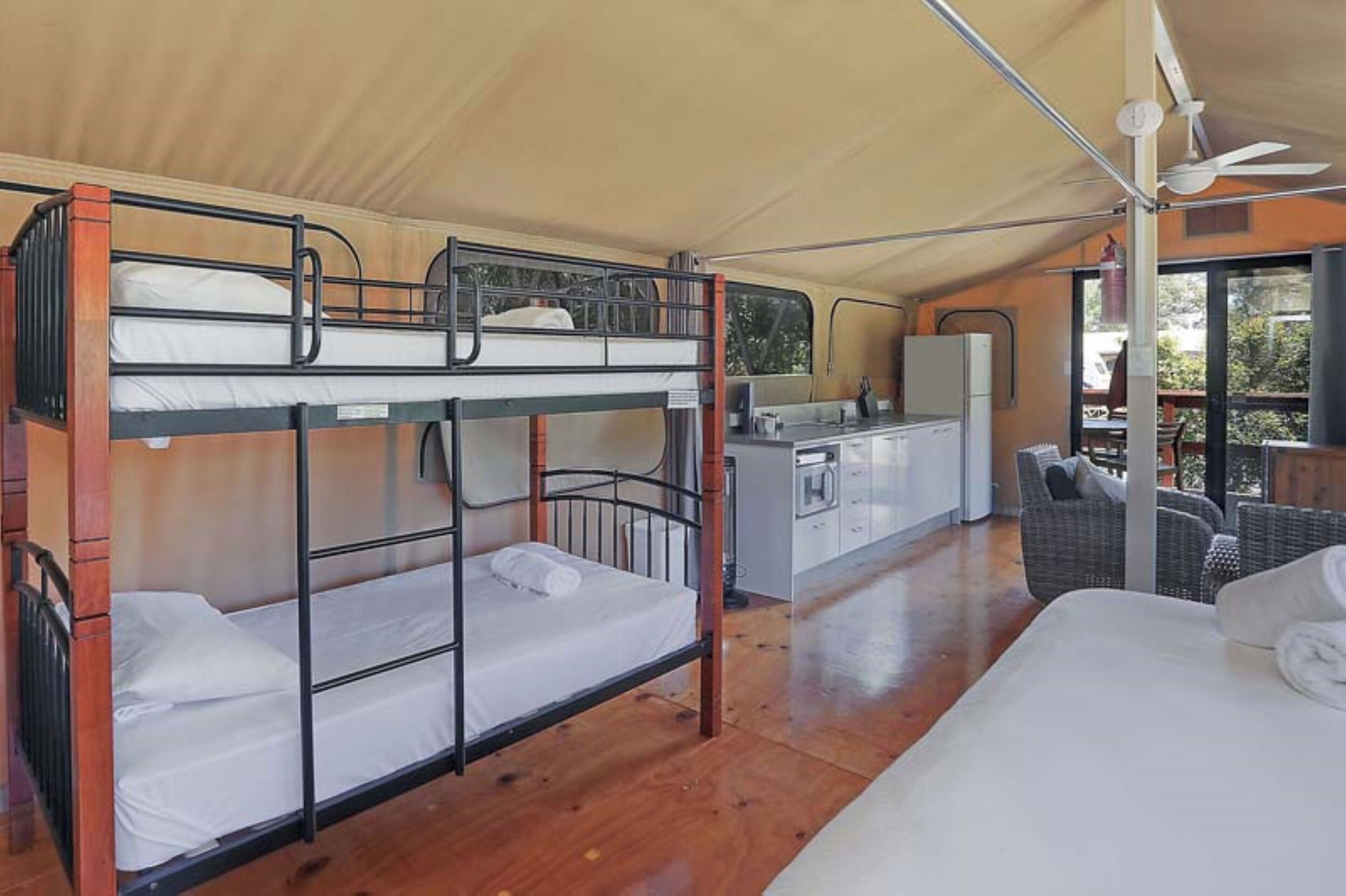 Habitación con literas, kitchenette, cama grande y vista al exterior.