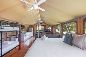 Tenda Deluxe, vista spiaggia (- Sleeps 4) | Area soggiorno | TV a schermo piatto 32 pollici con canali via cavo, TV LCD