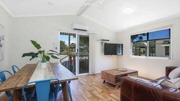 Deluxe Cabin - Sleeps 5 | In-room dining