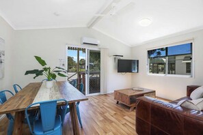 Deluxe Cabin - Sleeps 5 | In-room dining - Reflections Mylestom - Holiday Park (Mylestom)