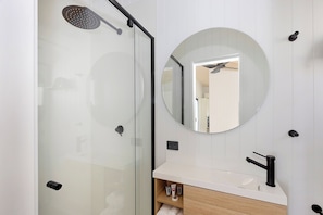 Premium Tiny Home - Sleeps 2 | Baño | Ducha, cabezal de ducha tipo lluvia, secador de pelo y toallas
